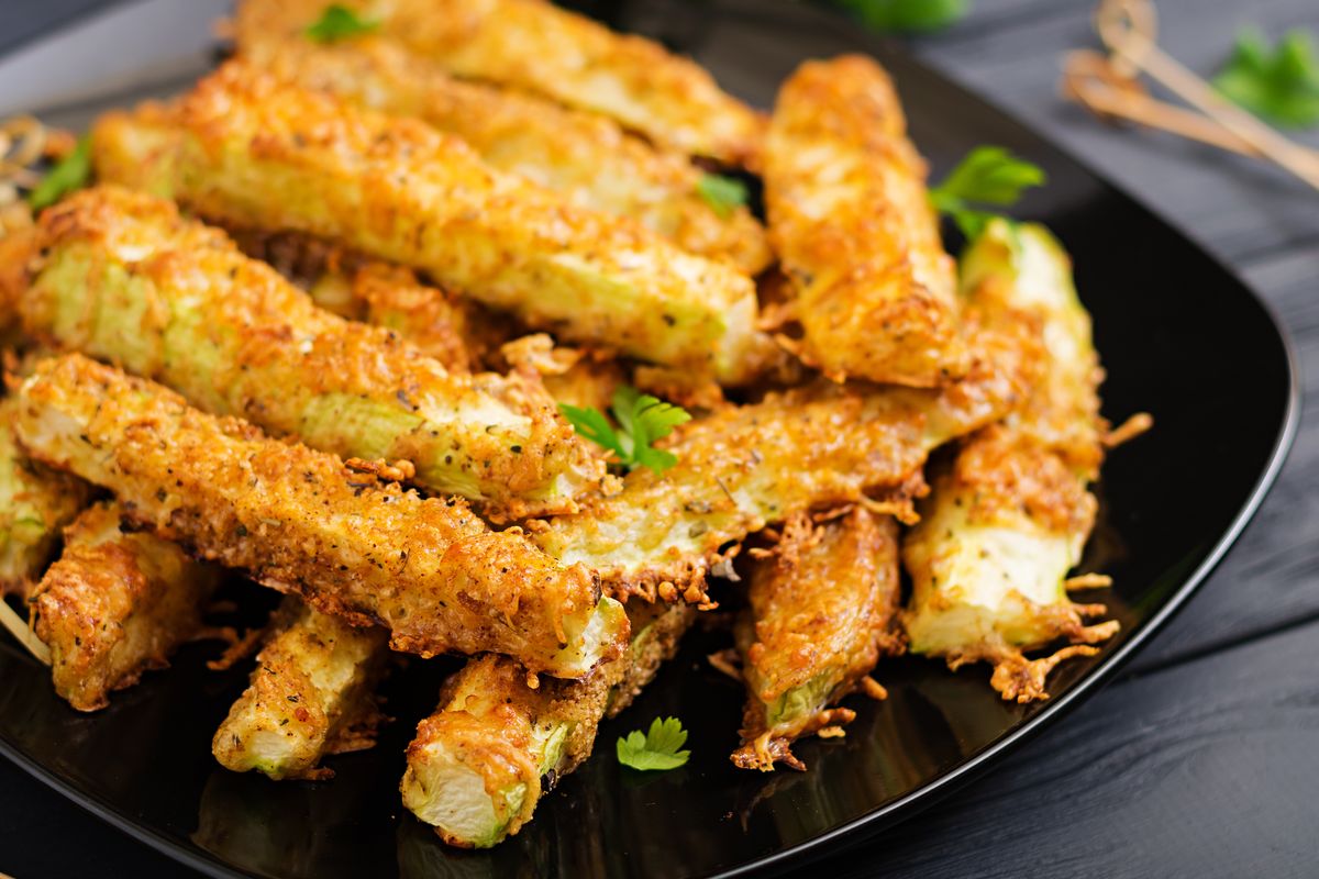 Křupavá cuketa bez smažení: ideální obal na pečení v troubě nebo fritéze