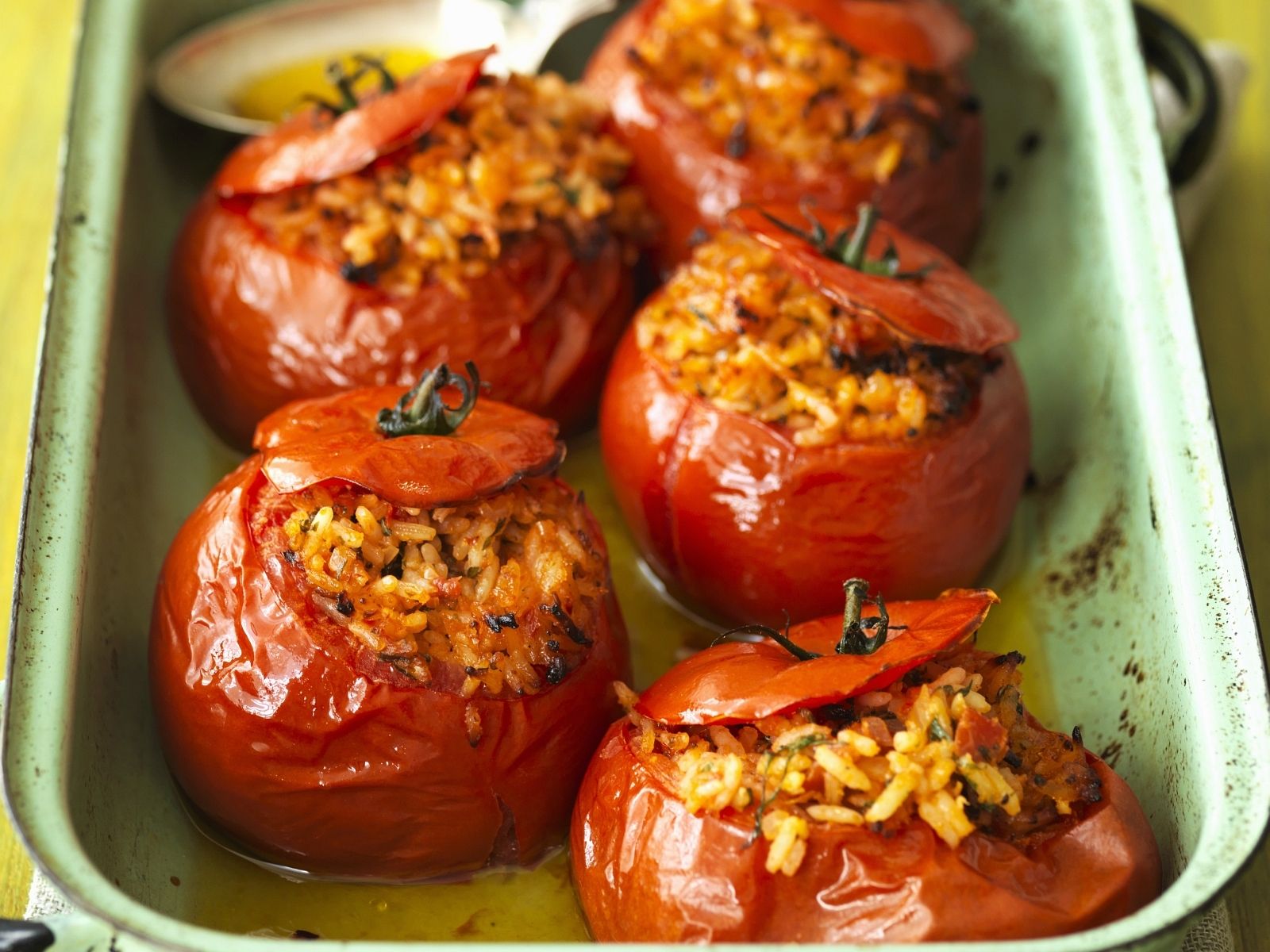 Jak připravit rajčata plněná rýží – velmi chutný a jednoduchý recept na letní dny