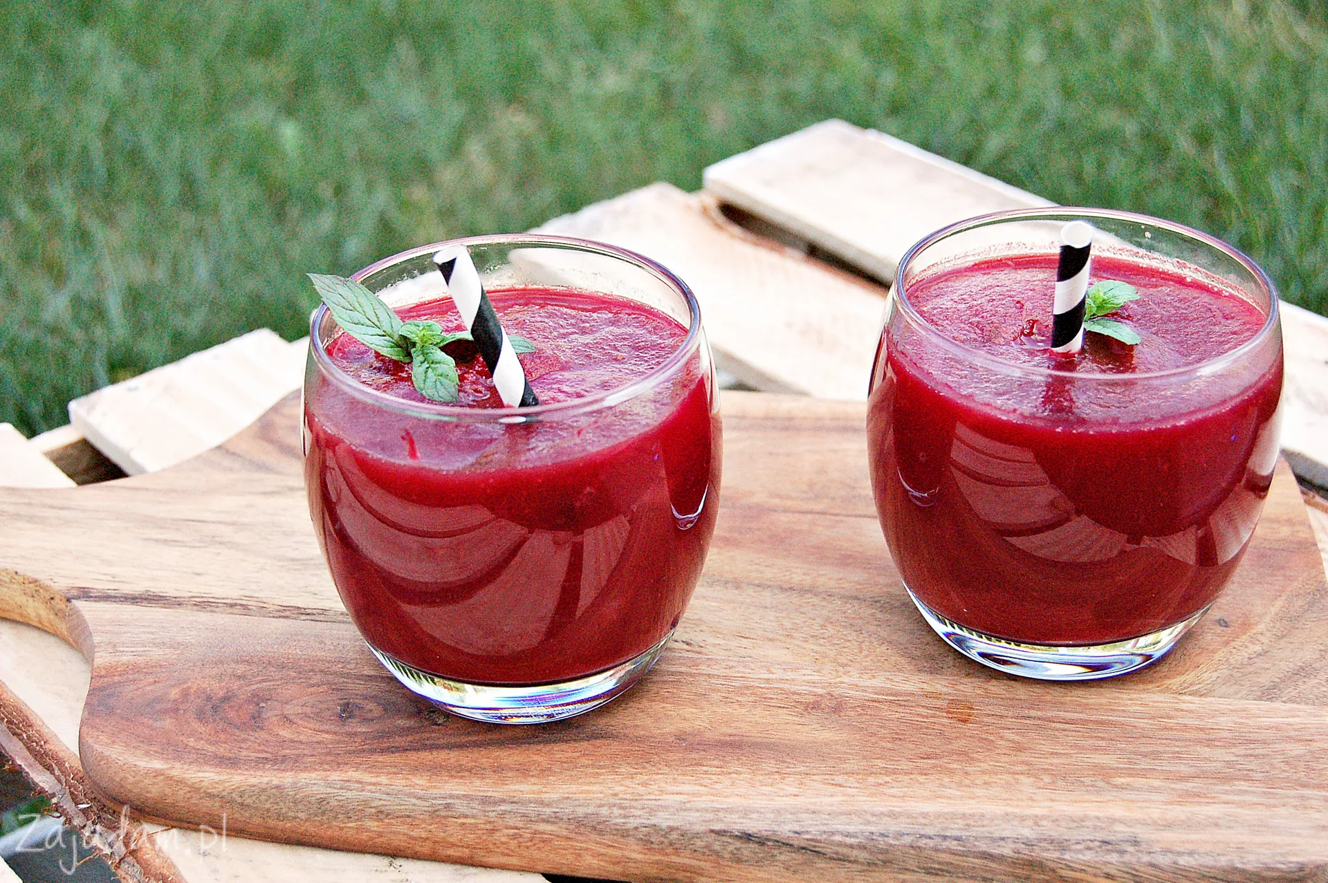Vezmu tři červené plody a smíchám je. Zdravý smoothie, ideální na začátek dne.