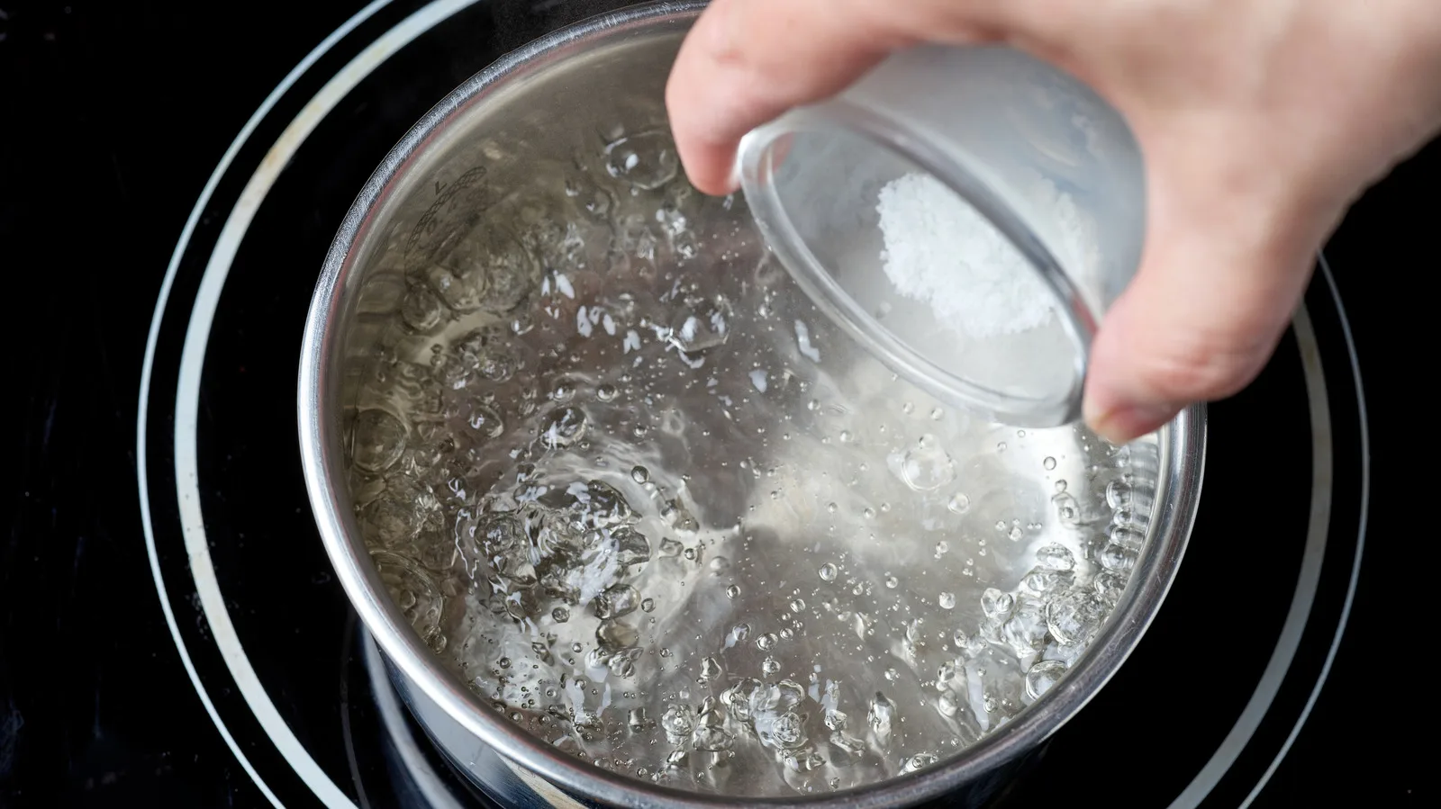 Co říká věda o přidávání soli do vody, aby se rychleji vařila