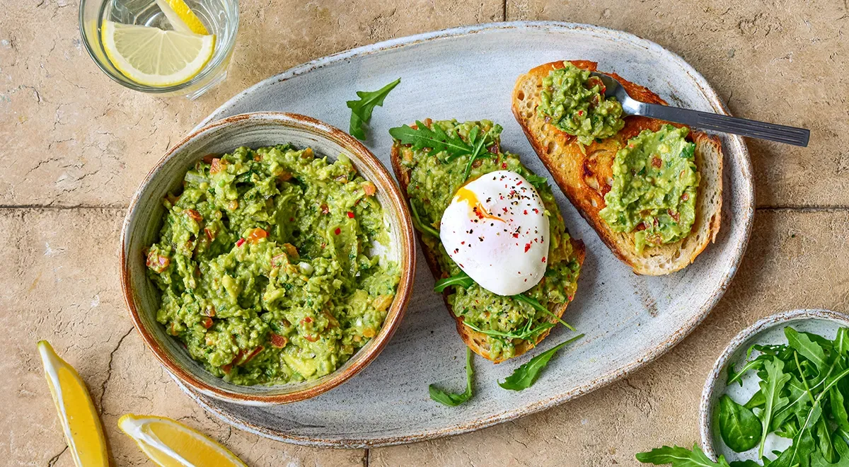 Rychlá a proteinová večeře: ovesné toasty s guacamole, vejcem a paprikou
