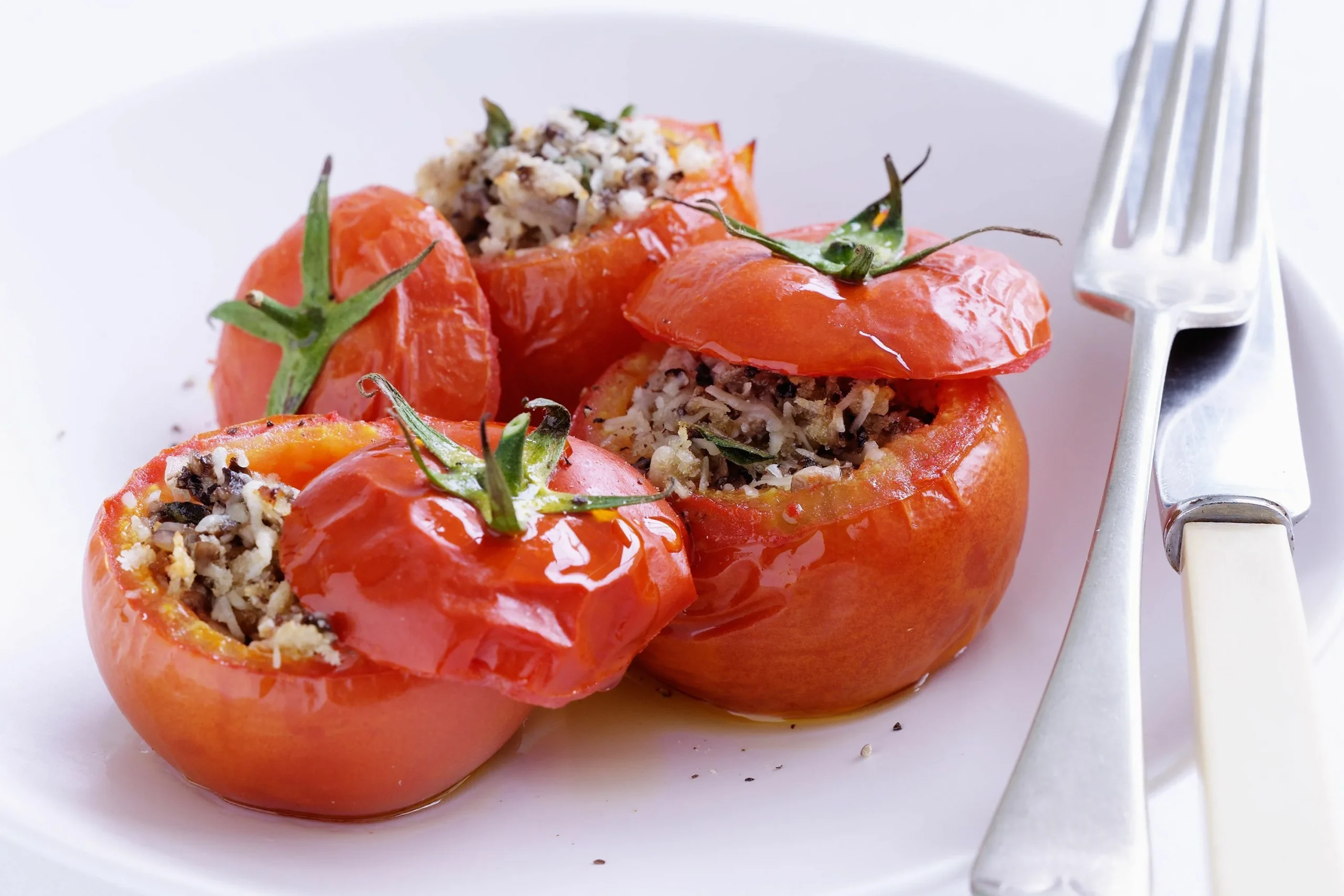 Jak připravit rajčata plněná rýží – velmi chutný a jednoduchý recept na letní dny