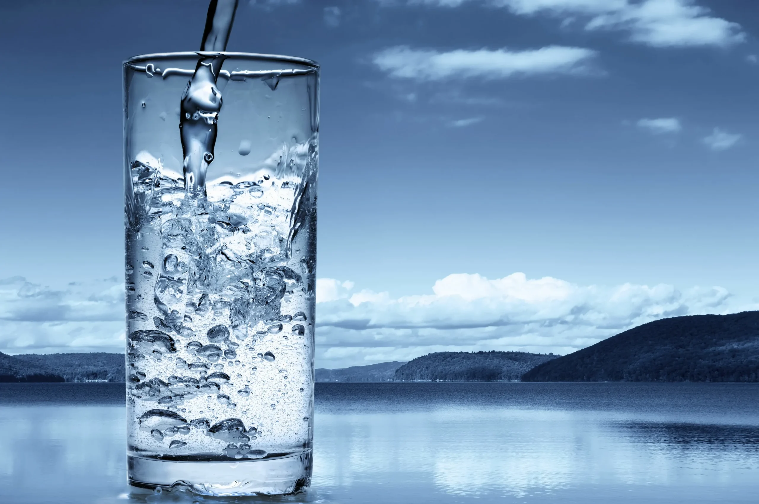 Pijte vodu hned po probuzení. Dobře hydratujete organismus, zrychlí se metabolismus a normalizuje se hladina cukru.