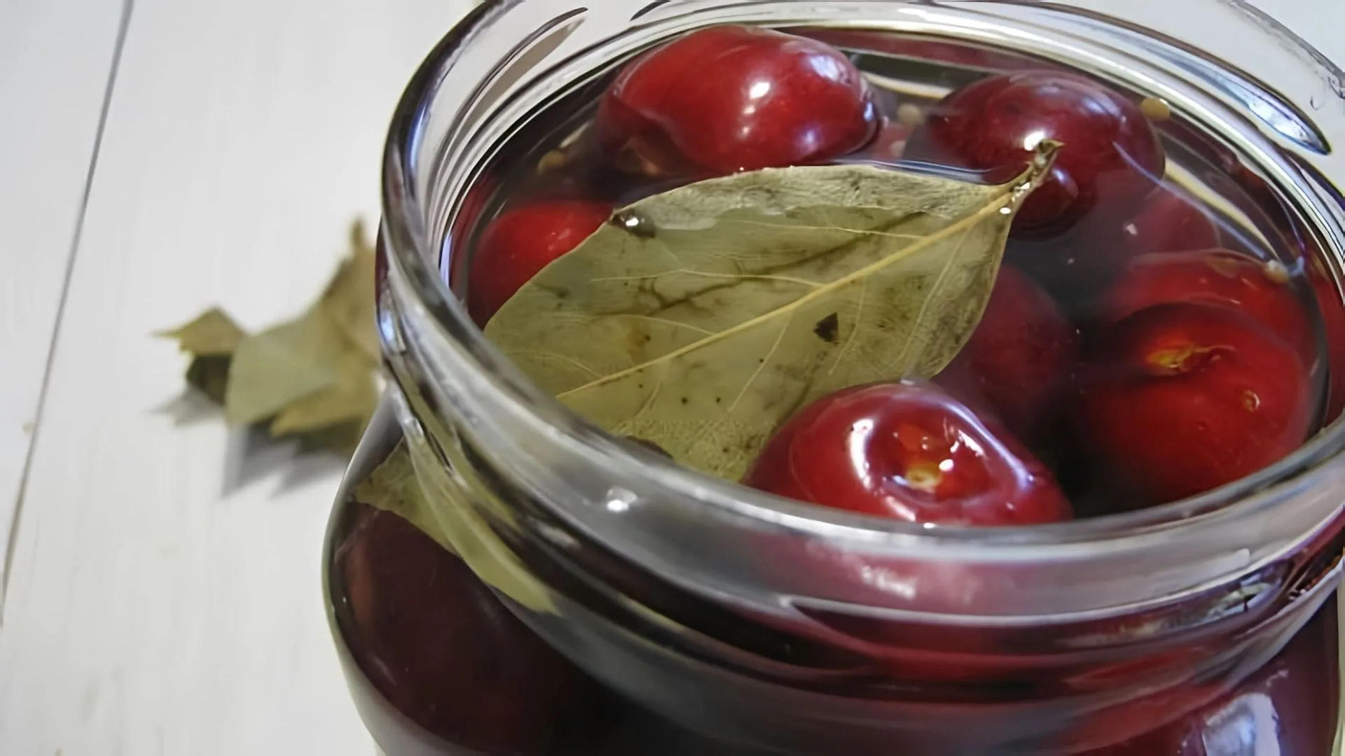 Jednoduchý sirup v sklenicích a porce ovoce. Na prázdniny si ho připravuji do spíže a v zimě si ho vychutnávám.