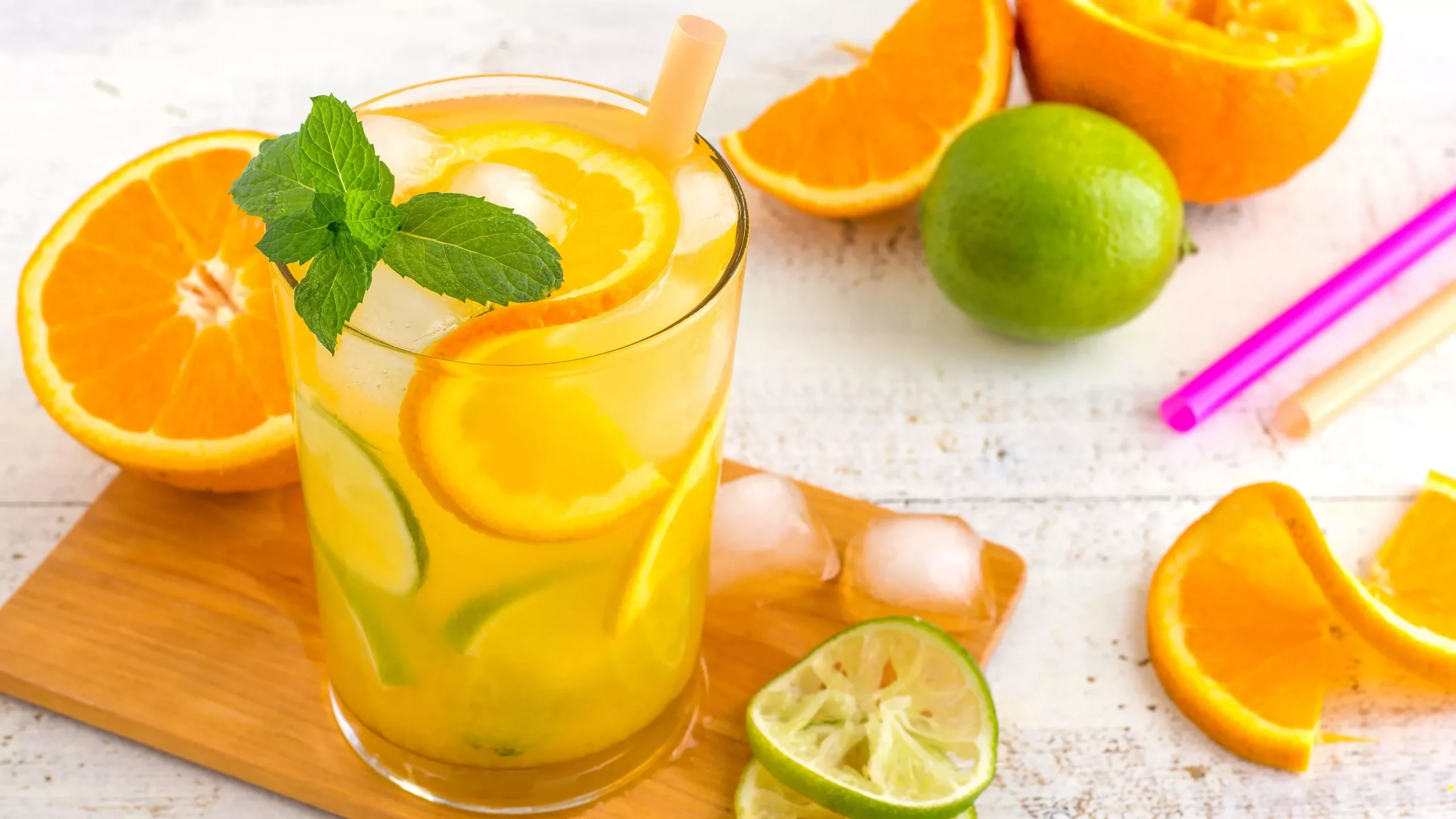 Přidejte do džbánu s vodou. Hydratuje lépe než limonáda a skvěle chutná