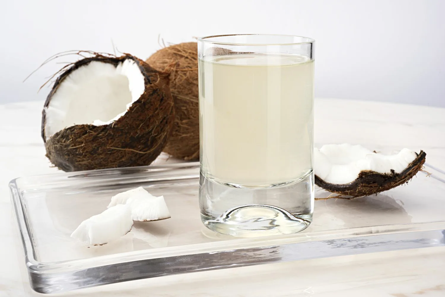 Přidejte do džbánu s vodou. Hydratuje lépe než limonáda a skvěle chutná