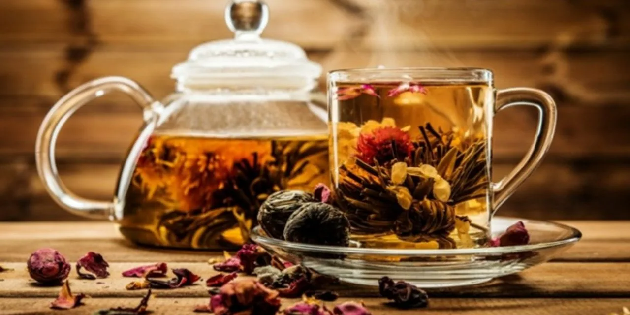 Přidejte do džbánu s vodou. Hydratuje lépe než limonáda a skvěle chutná