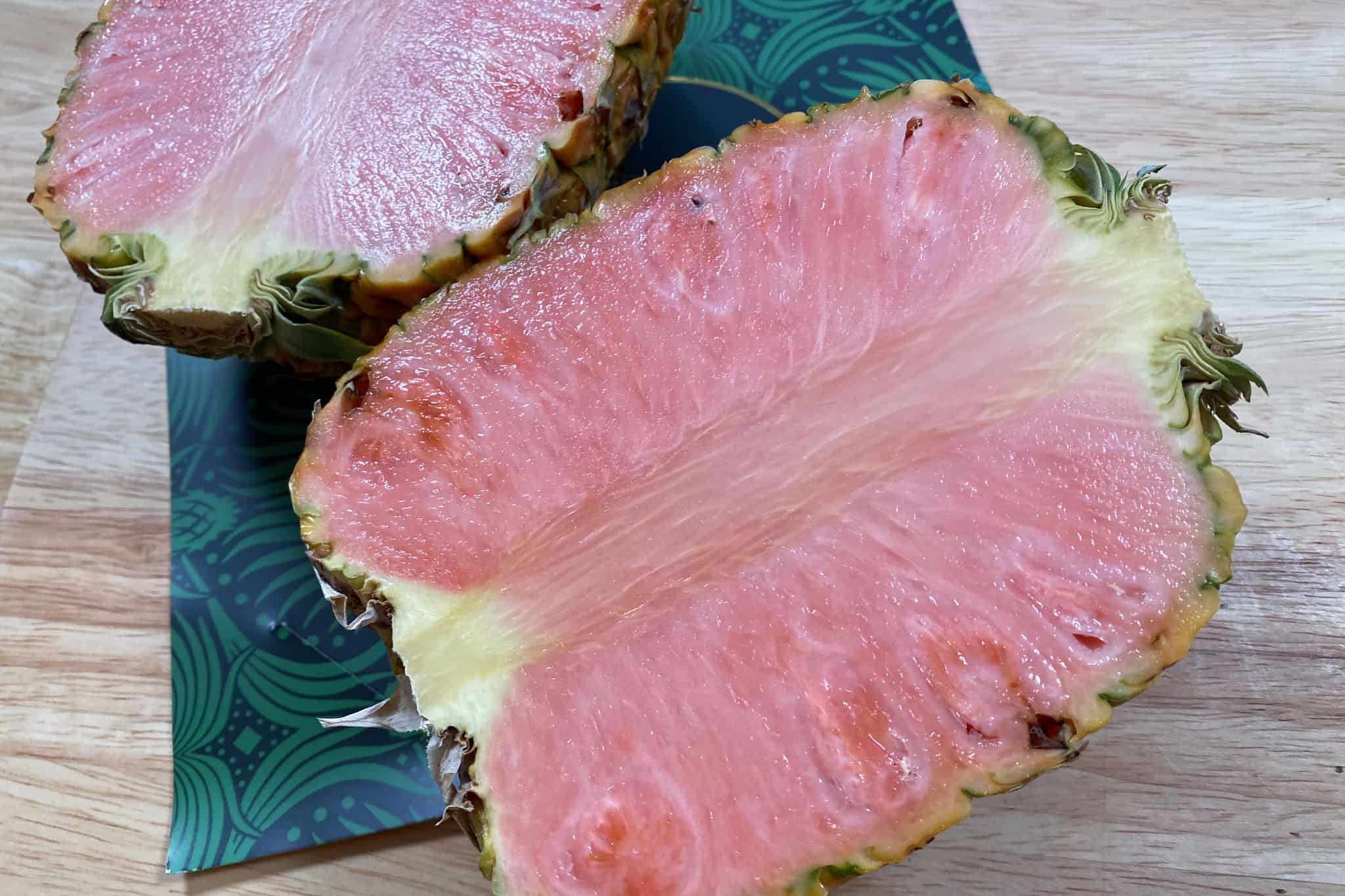 Růžový ananas? To je nový ovocný skvost, který chce každý ochutnat.