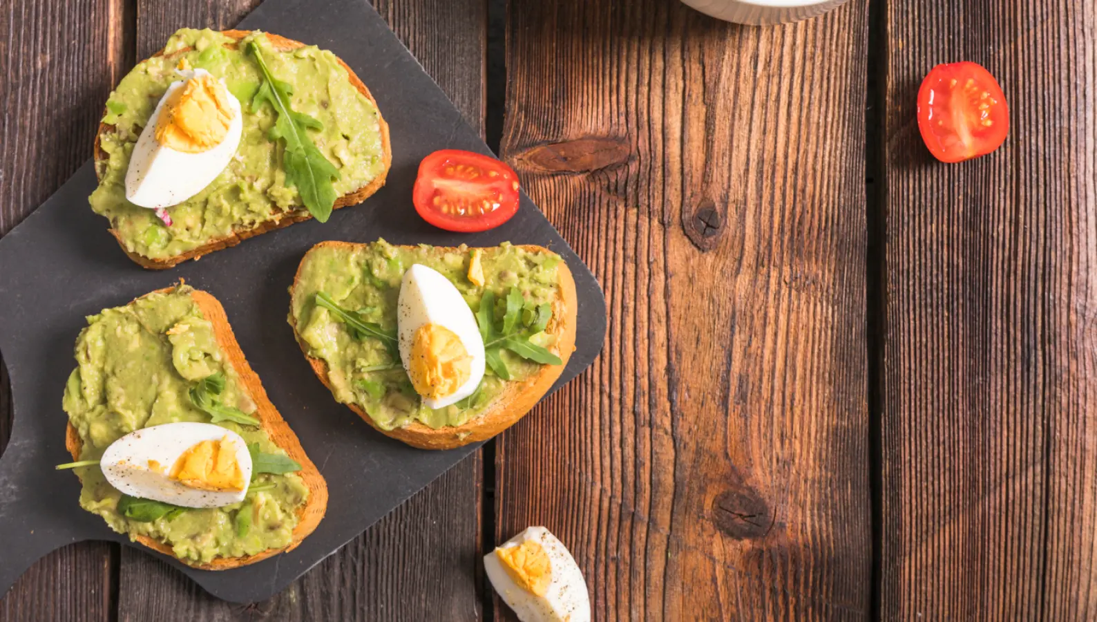 Rychlá a proteinová večeře: ovesné toasty s guacamole, vejcem a paprikou