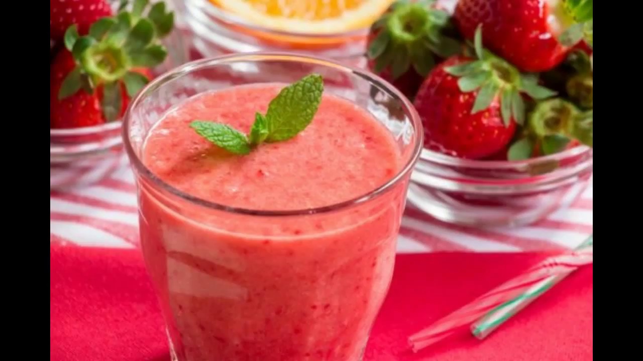 Vezmu tři červené plody a smíchám je. Zdravý smoothie, ideální na začátek dne.