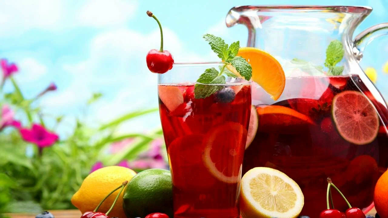 Život není jen o vodě: 7 nápojů, které udržují vodní rovnováhu a jsou ideální na léto