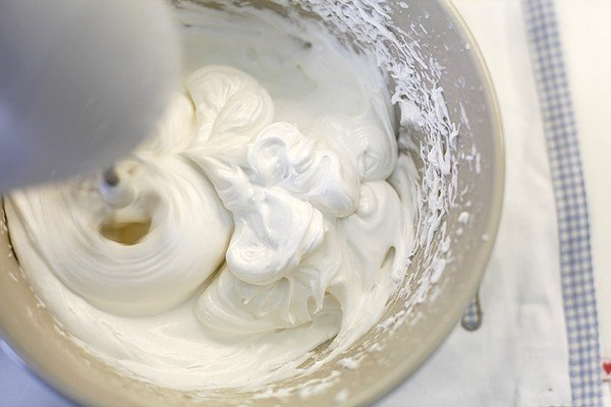 Šlehaný jogurtový krém – nejjednodušší recept na čerstvý a velmi lehký dezert, který se připravuje bez vaření