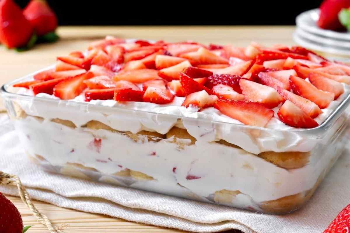 Recept na tiramisu s jahodami a jogurtem: neobvyklý a lehký dezert pro horké dny