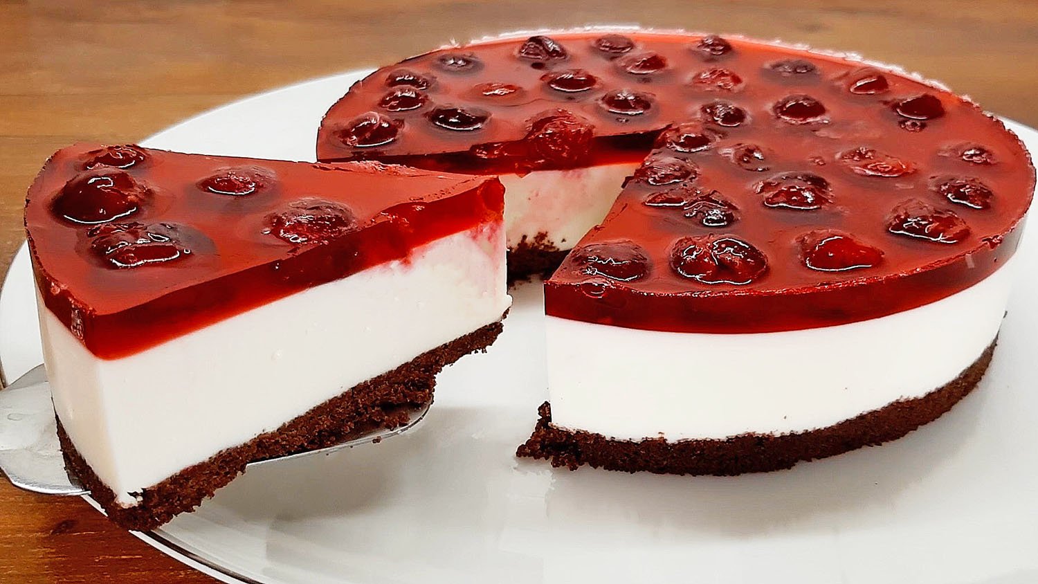Recept na rychlý a jednoduchý koláč s červenými bobulemi a kokosem bez mouky a cukru