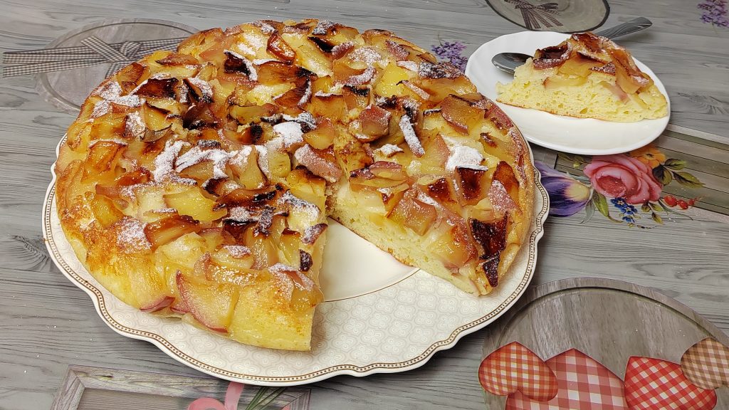 Jablečný koláč bez pečení: skvělý recept připravený na pánvi doma