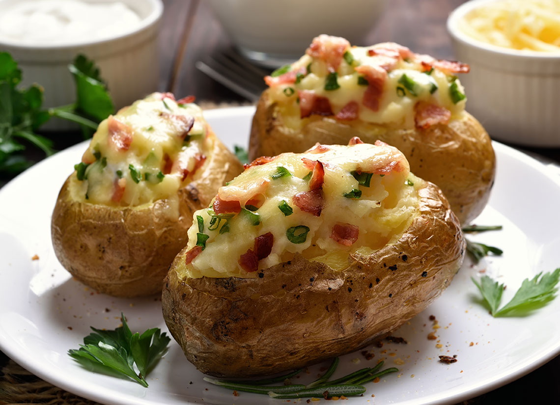 Recept na rychlé a snadné jídlo z plněných brambor se sýrem a sýrovou zapékanou