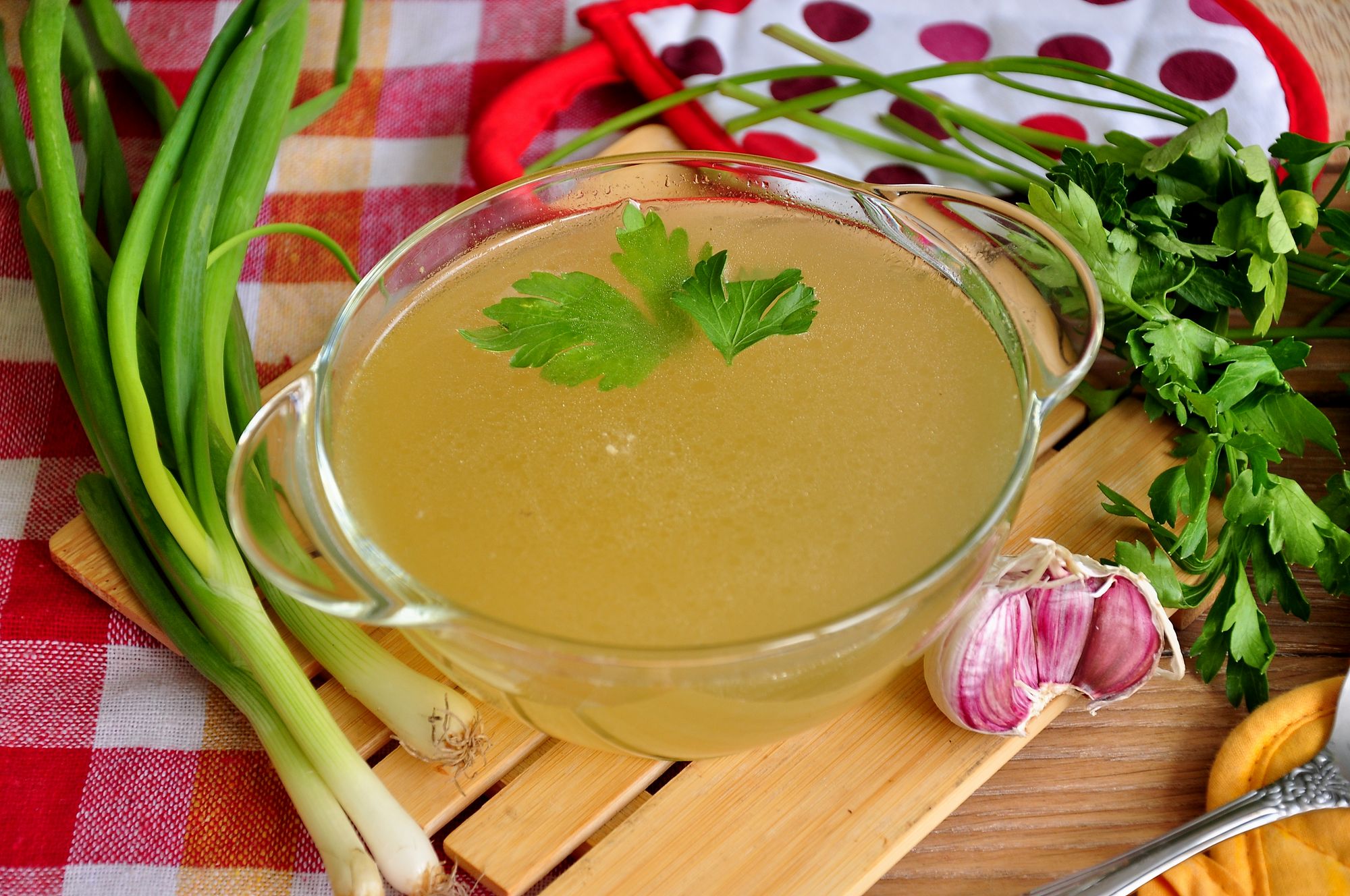 Nejlepší kuchaři přidávají lžičku této tekutiny do vývaru. Zlepšuje chuť lépe než Maggi.