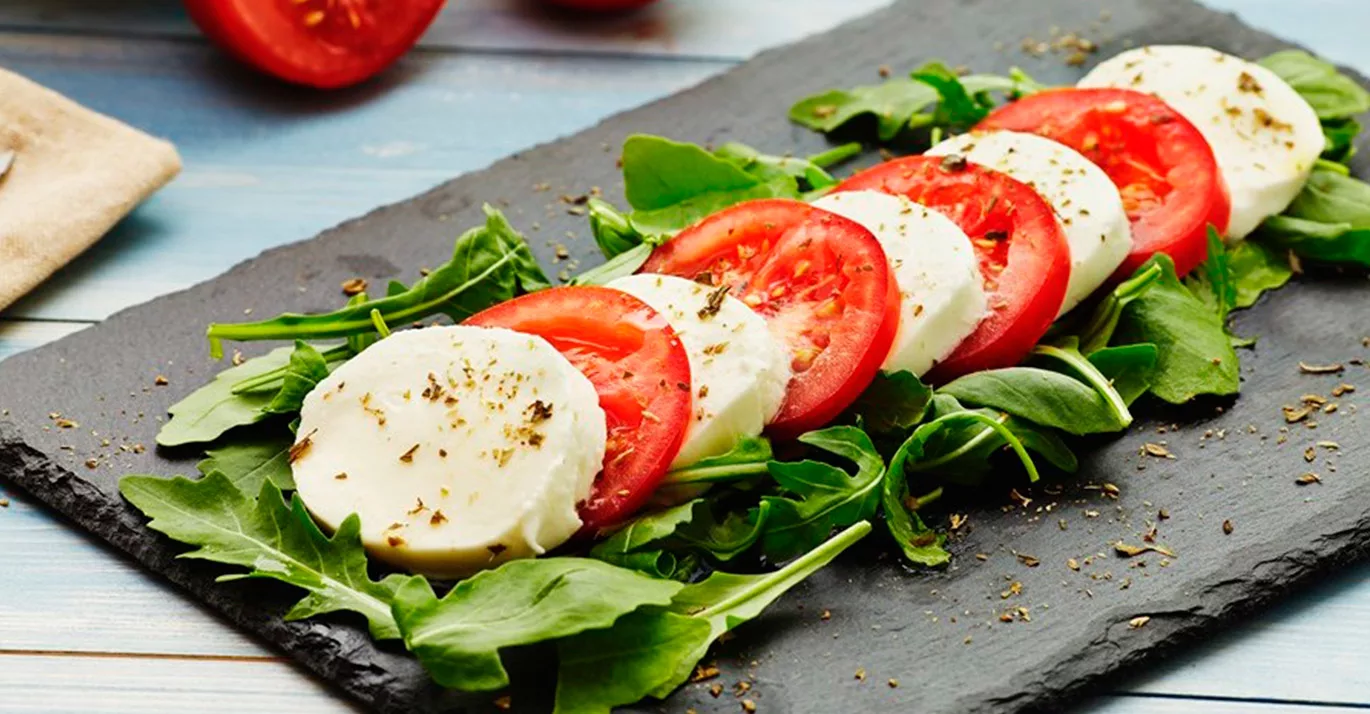Salát „Caprese“ – jednoduchý a velmi chutný italský recept, který budete připravovat znovu a znovu