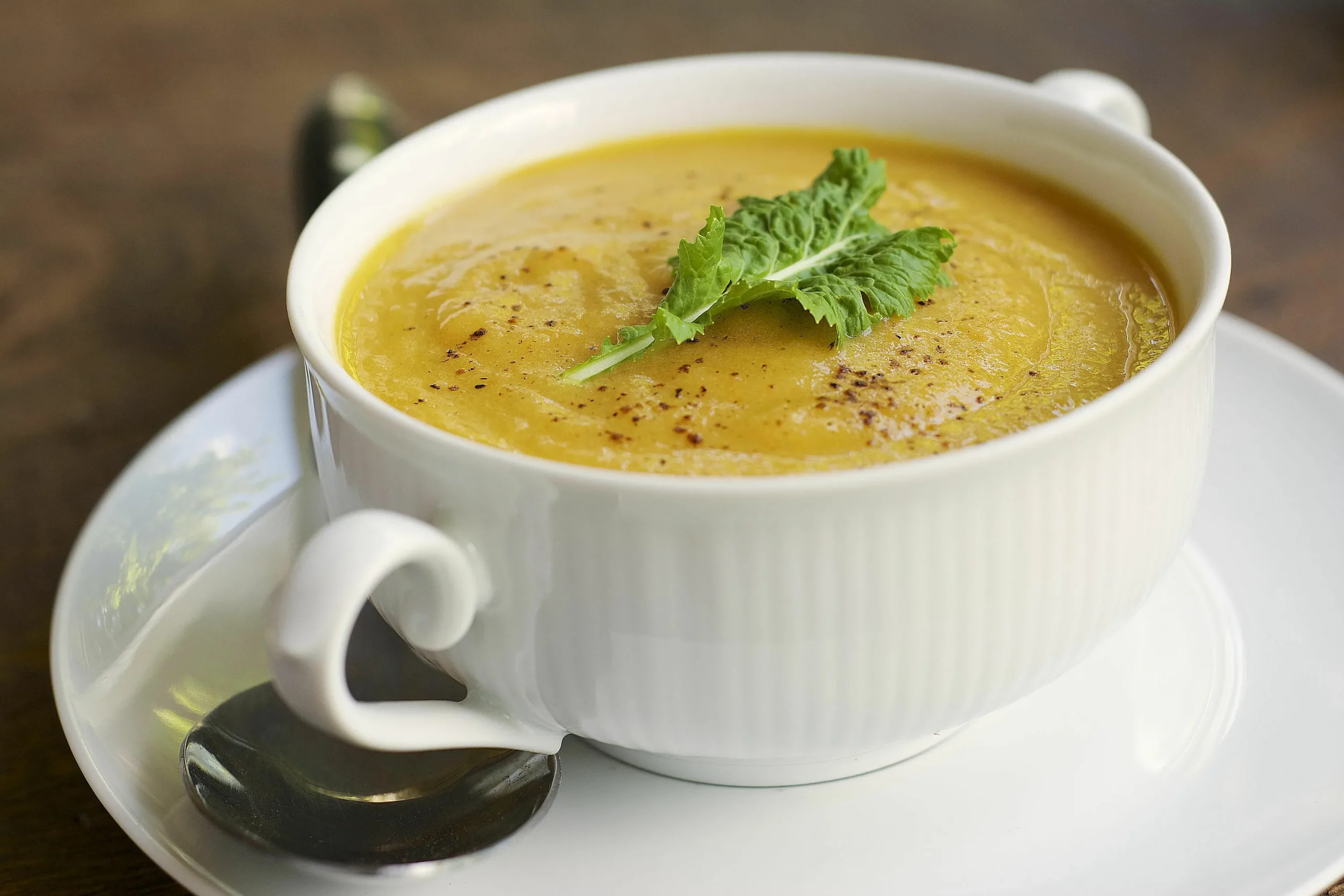 Moje máma chválí tuto polévku všem sousedům. Zhubla už 7 kg a má břicho ploché jako prkno.