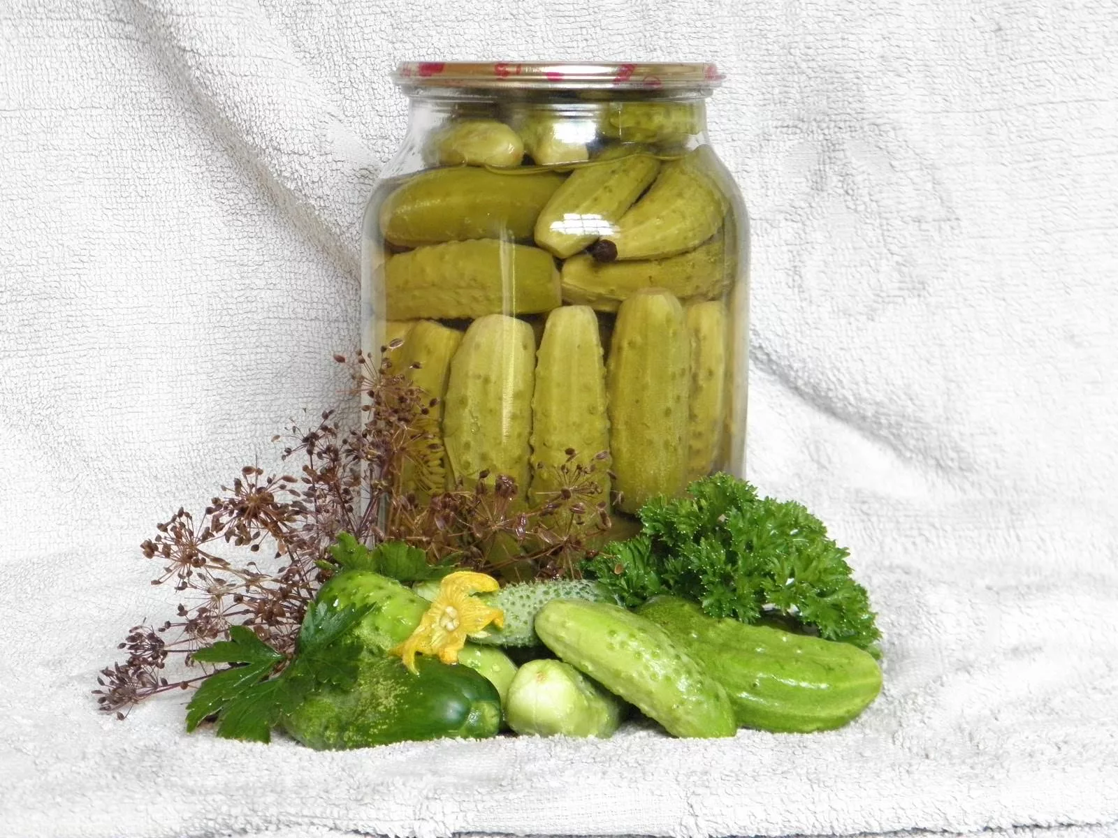 Okurky nakládám pouze v tomto nálevu. Jsou tak 100krát lepší než v běžném nálevu.