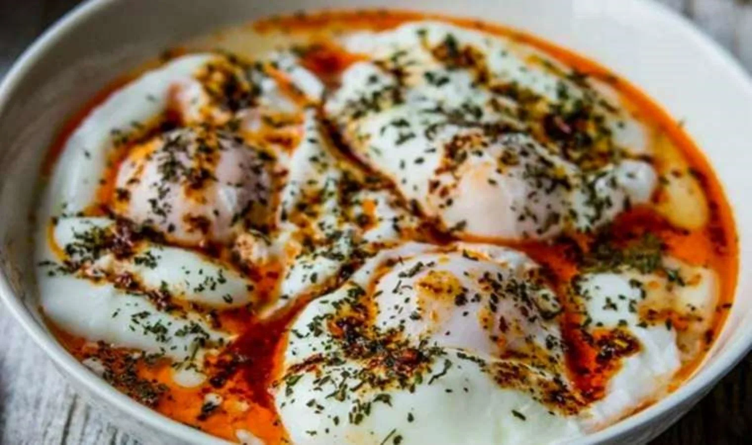 Turecká vejce s jogurtem. Recept na výživnou snídani
