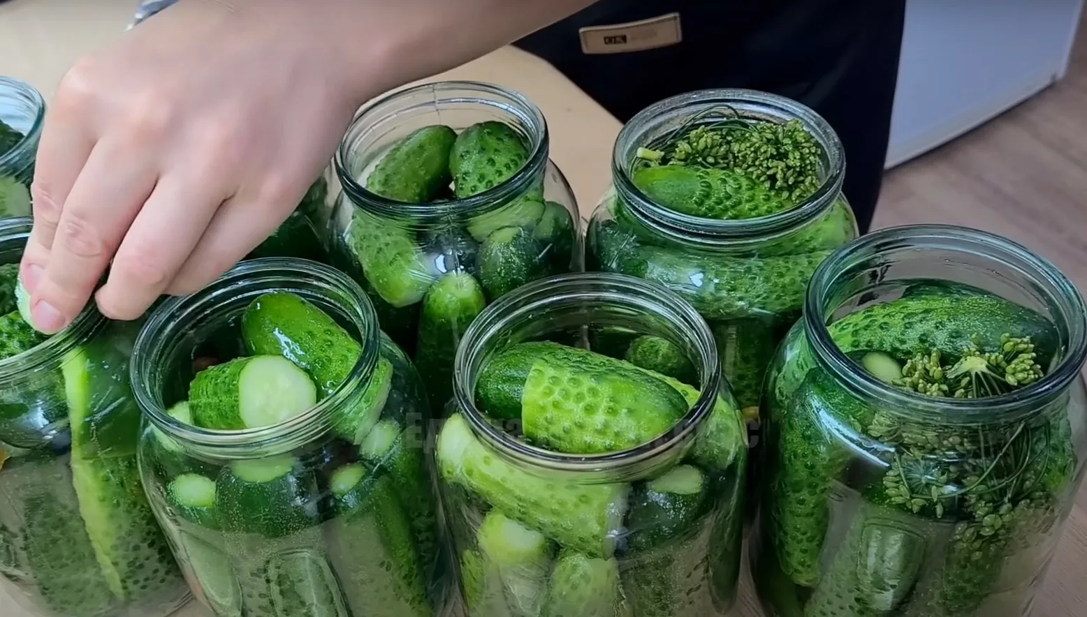 Naložil jsi okurky do takové vody? Ničíš tím nejen chuť, ale i nutriční hodnotu.