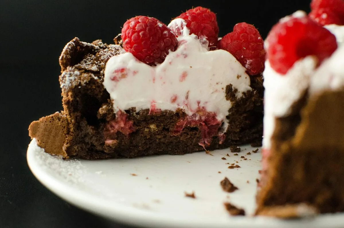 Čokoládový dort s malinami a mascarpone