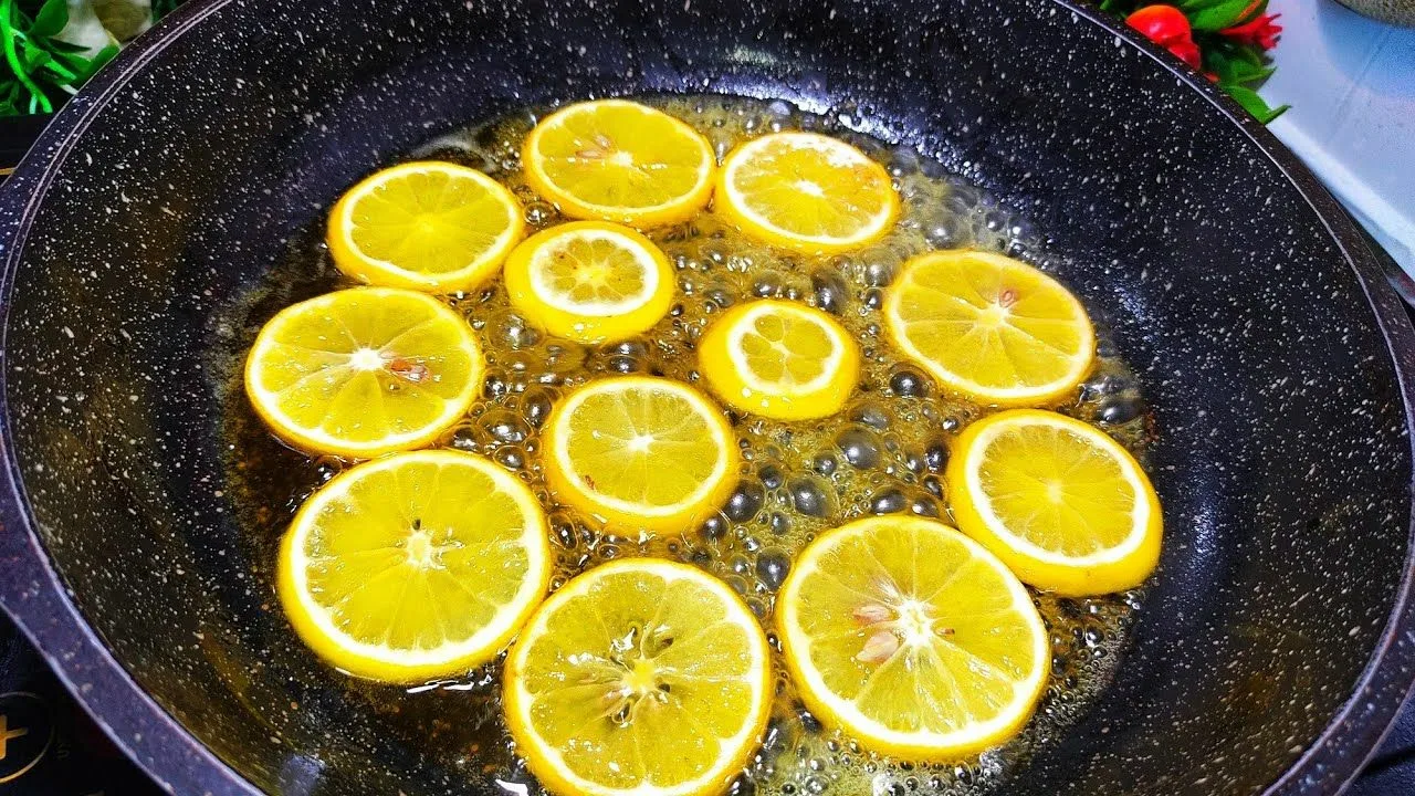 Nakrájejte citron na plátky a vložte do pánve. Nedokážu si představit, co z toho bude.