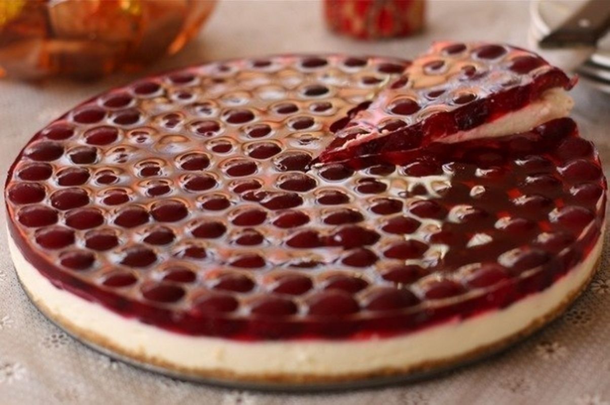 Recept na rychlý a jednoduchý koláč s červenými bobulemi a kokosem bez mouky a cukru