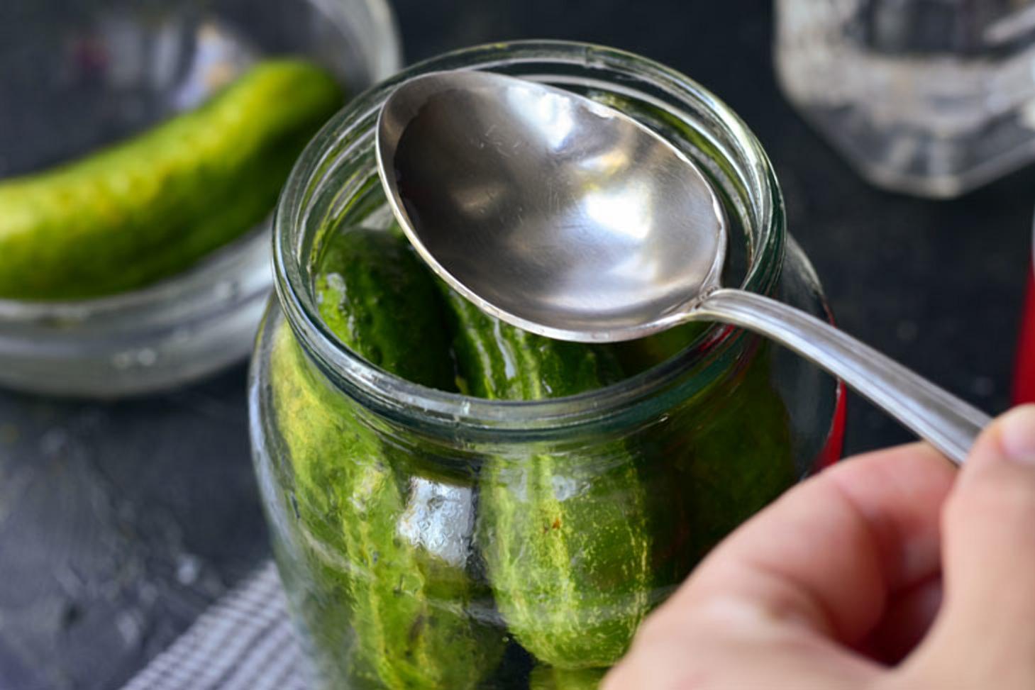Naložil jsi okurky do takové vody? Ničíš tím nejen chuť, ale i nutriční hodnotu.