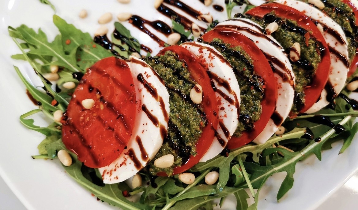 Salát „Caprese“ – jednoduchý a velmi chutný italský recept, který budete připravovat znovu a znovu