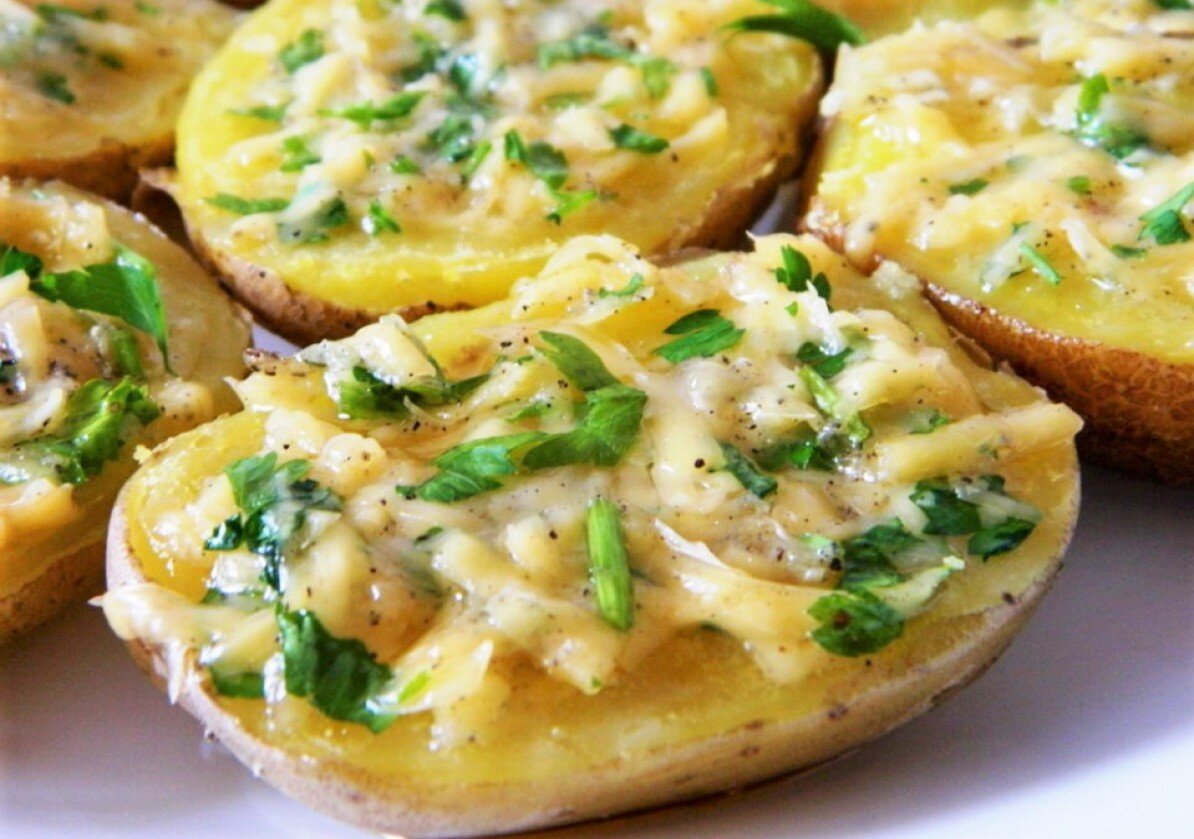 Recept na rychlé a snadné jídlo z plněných brambor se sýrem a sýrovou zapékanou