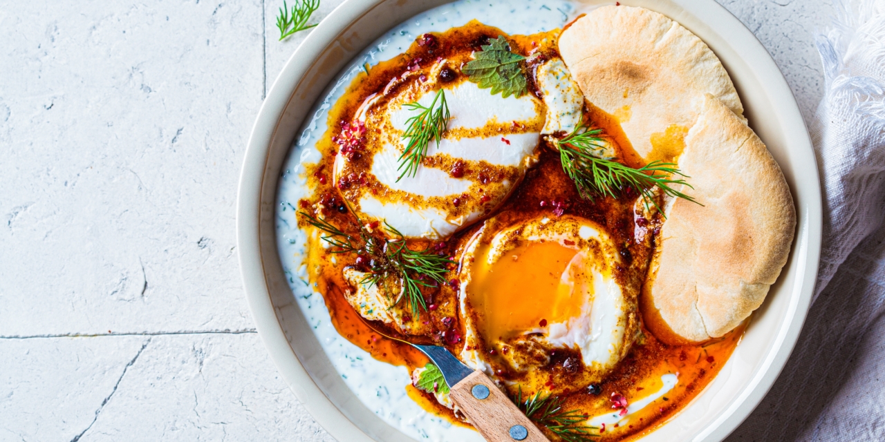 Turecká vejce s jogurtem. Recept na výživnou snídani