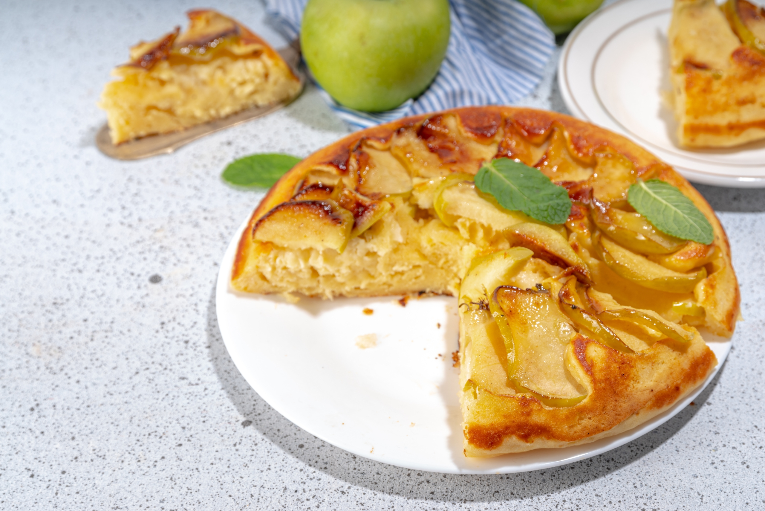 Jablečný koláč bez trouby: vynikající domácí recept, který se připravuje na pánvi